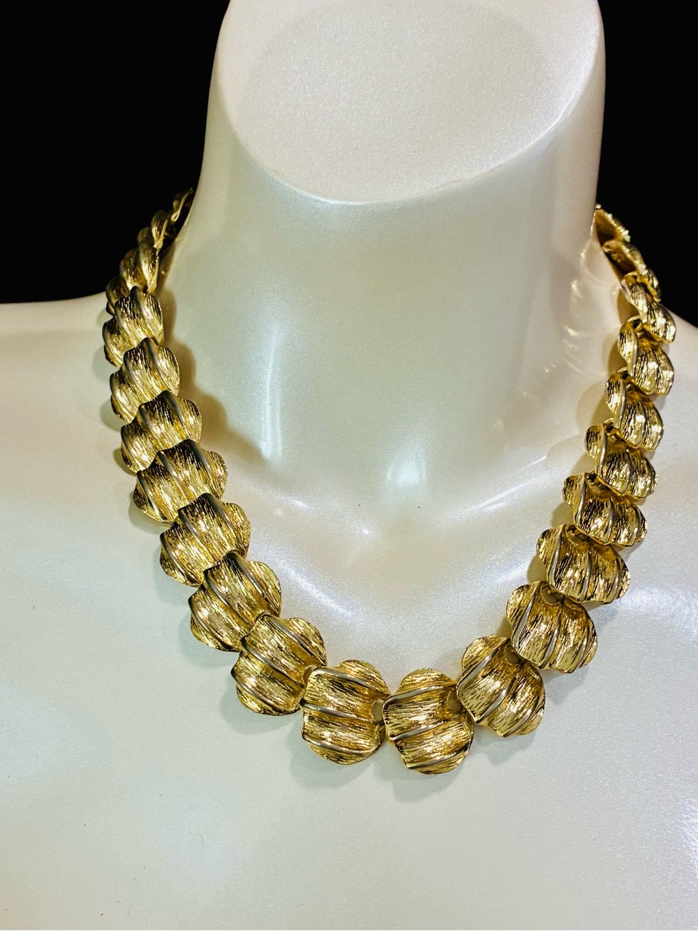 80s Classic Gold-Tone Textured Link Necklace - Women's Trending Jewelry 132g